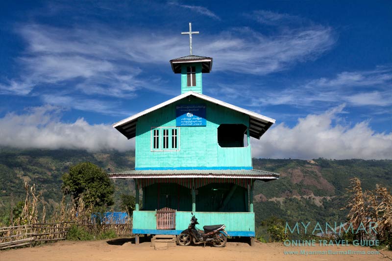 Myanmar Reisetipps | Mindat | Dorfkirche von Pukon. Gegenüber liegt Mindat in den Wolken.