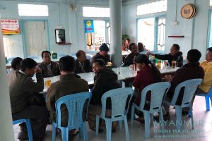 Myanmar Reisetipps | Mindat | Gäste im Myo Ma Restaurant