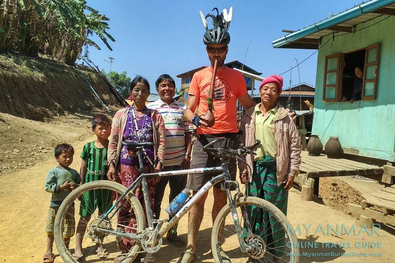 Myanmar Reisetipps | Mindat | Jochen Meissner, Gründer von Uncharted Horizons, bei einer Biketour durch den Chin-Staat