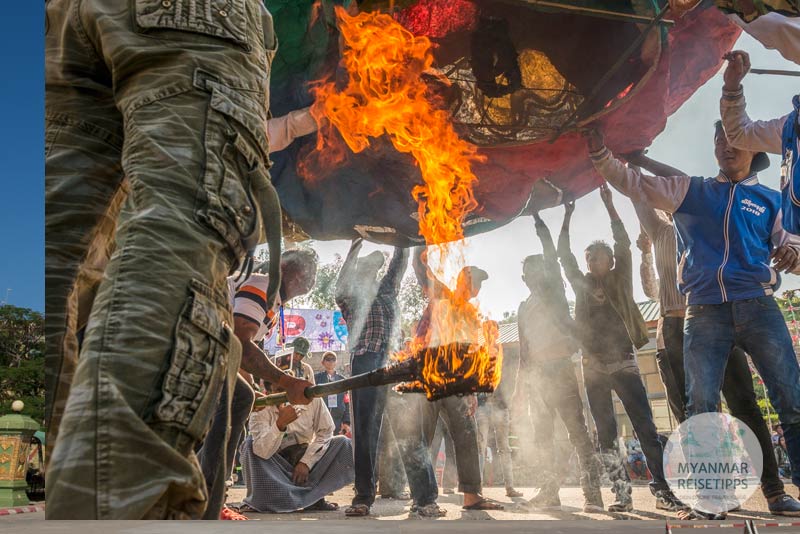 Die Ballons beim Fest in Pyin U Lwin werden mit Fackeln gestartet.