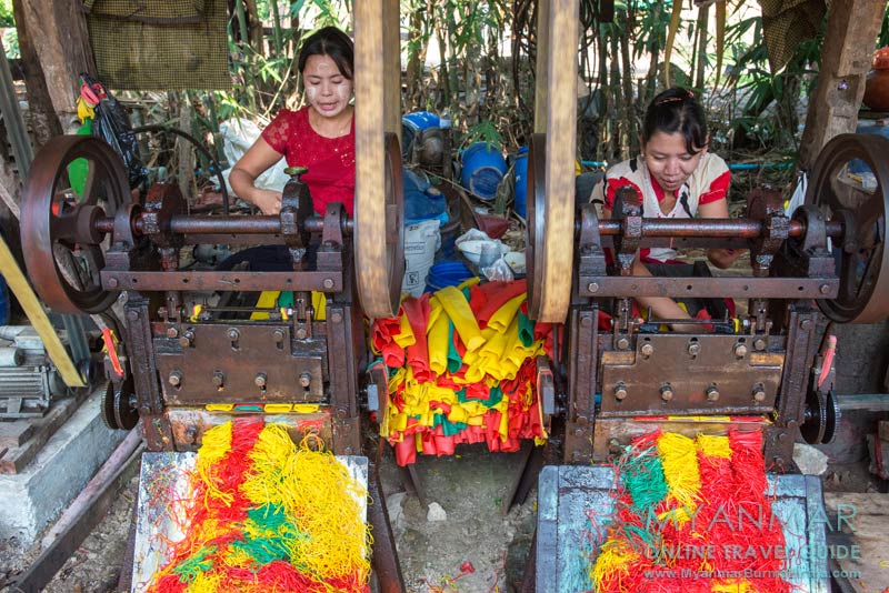 Herstellung von Gummibändern auf der Insel Bilu Kyun. Diese Frauen schneiden die Gummibänder in kleine Ringe.