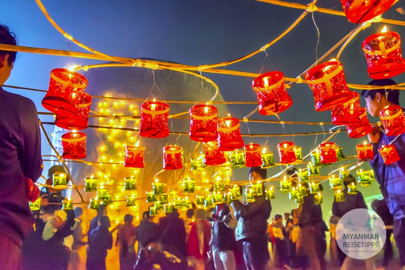 Myanmar: Traditioneller Umzug mit Lampions beim Ballonfest in Pyin U Lwin