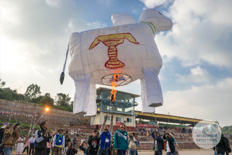 Eine Kuh als Ballon zum Festival in Pyin U Lwin