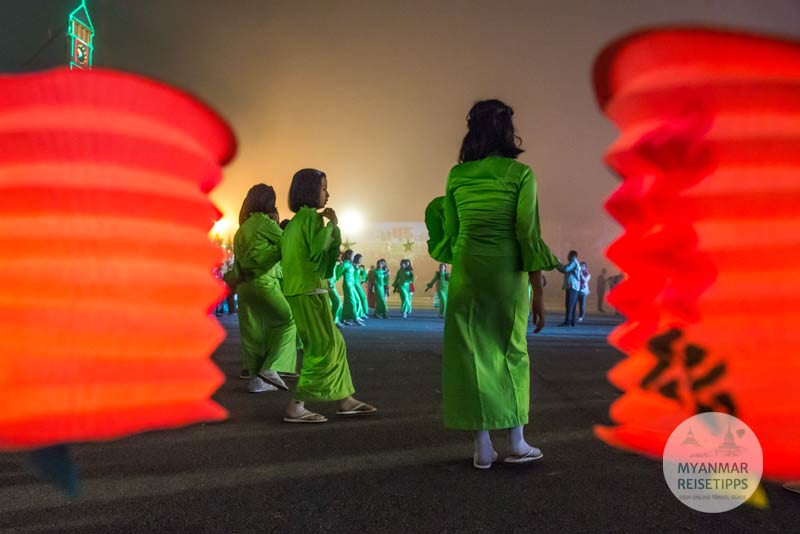 Frauen tanzen nach traditioneller Musik zum Ballonfest in Pyin U Lwin