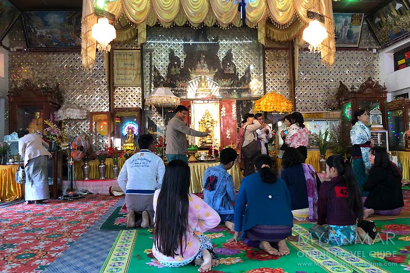 Myanmar Reisetipps | Pakokku | Altar mit Holzschnitzereien in der Shwe Tan Tit Pagode