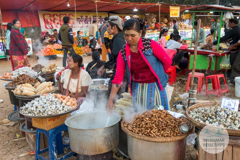Essensstände bei Ballonfestival in Pyin U Lwin