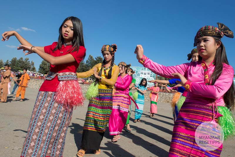 Frauen führen traditionelle Tänze beim Ballonfest in Pyin U Lwin auf.