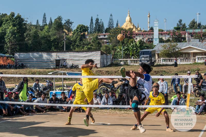 Chinlon-Spieler beim Ballonfest in Pyin U Lwin in Myanmar