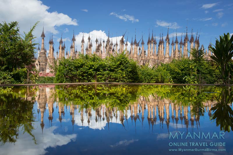 Spiegelung von dem Pagodenfeld Kakku in einem Teich
