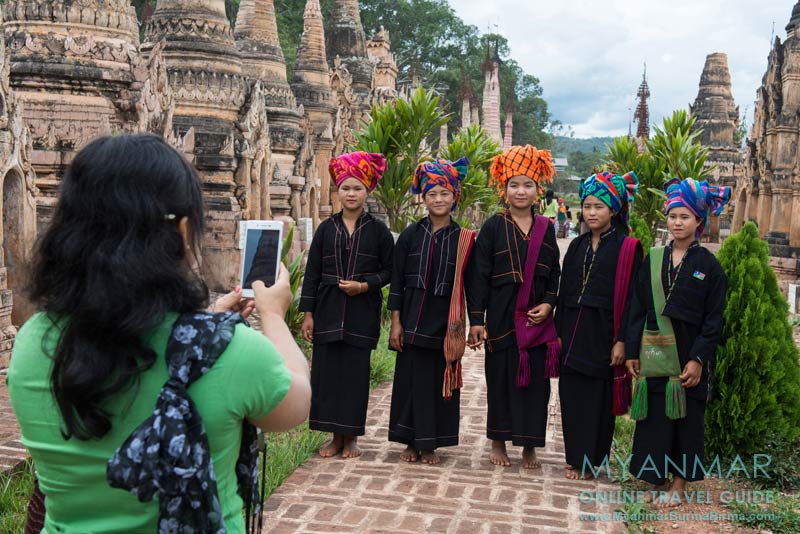 Diese jungen Damen im Tempelkomplex Kakku gehören dem Volk der Pa-O an.