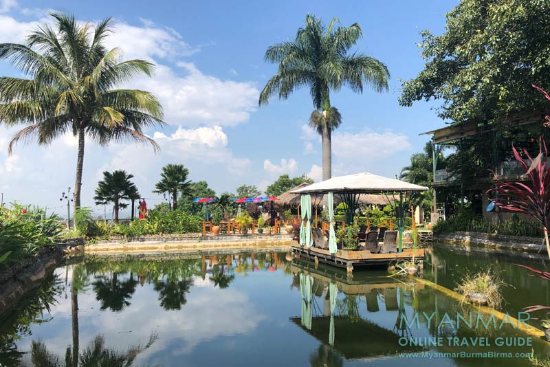 In diesem Garten vom Aythaya Vineyard Estate kann man alle Weine verkosten und entspannen.