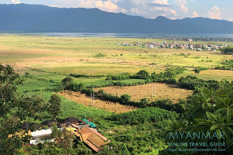Myanmar Reisetipps | Inle-See | Dorf Nyaung Wun: Ausblick von der Pagode Ye Baw Daw auf heiße Quellen und Inle-See