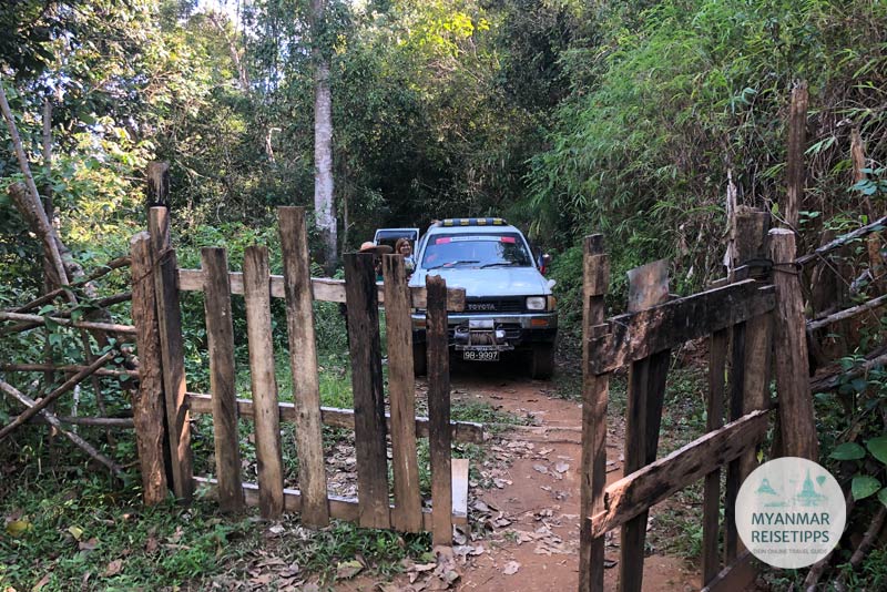 Myanmar Reisetipps | Loikaw | Holztor auf dem Weg ins Bergdorf Ran Khu
