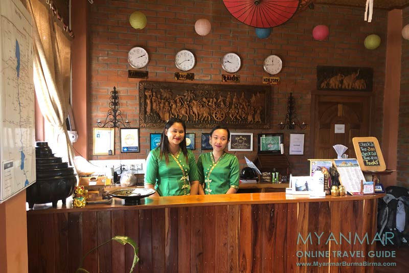 Rezeption vom Inle Cottage Boutique Hotel in Nyaungshwe