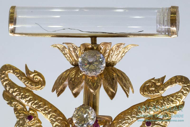 Buddhas Haar in der Shwe-Taung-Yoe-Pagode in Bago (Myanmar)