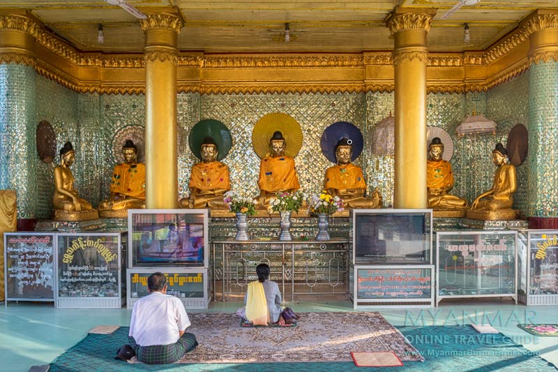 Myanmar: Betende vor den Buddhas in der Shwemawdaw-Pagode in Bago (Myanmar)