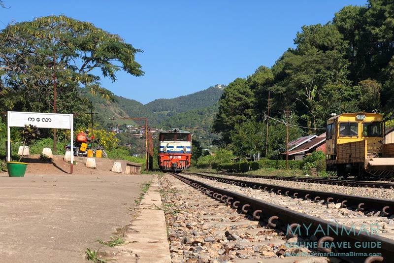 Ein Zug fährt in den Bahnhof von Kalaw ein.