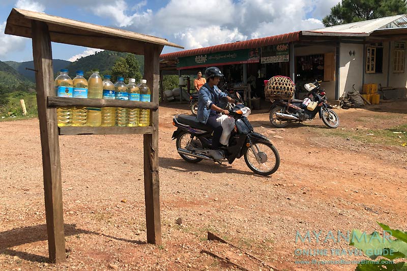 Trekking in die Umgebung von Kalaw. Benzinverkauf an der T-Kreuzung bei Myin Daik