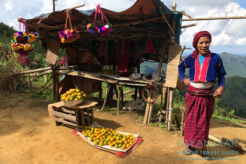 Myanmar Reisetipps | Umgebung von Kalaw | Palaung-Frau verkauft Orangen