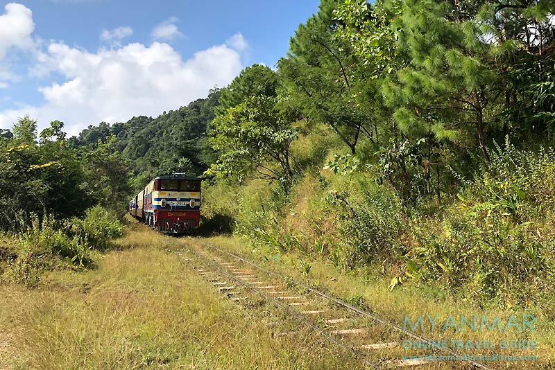 Trekking in die Umgebung von Kalaw. Zug vor Myin Daik