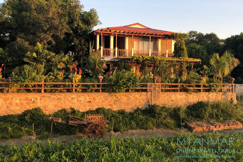 Myanmar: Salay River View Inn mit Garten im Abendlicht