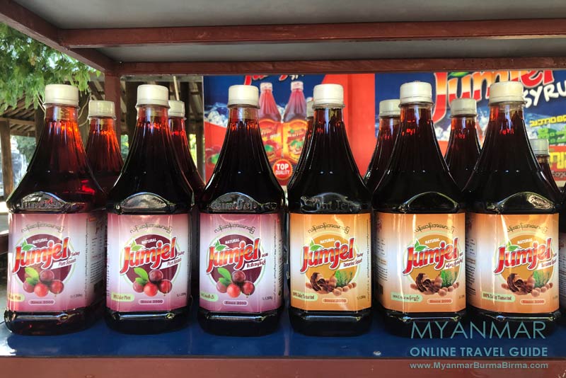 Beliebt bei Einheimischen und Touristen: Pflaumen- und Tamarindenjuice aus Salay