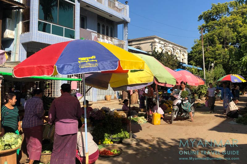 Frisches Obst und Gemüse bekommt man auf dem Morgenmarkt in Salay.