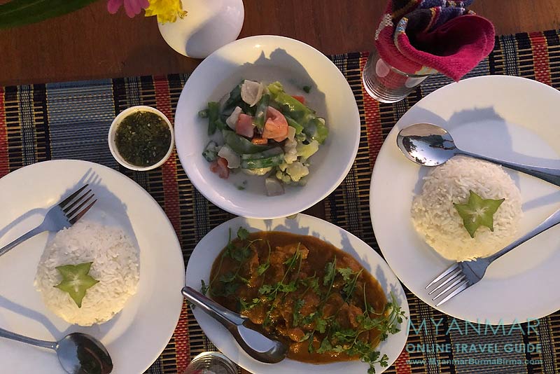 Dinner im Salay House Restaurant & Bar im Garten mit Blick auf den Ayeyarwady