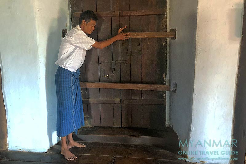 Herr Hla Hla Aung demonstriert die einbruchsichere Tür in U Pho Kyi's Haus in Salay