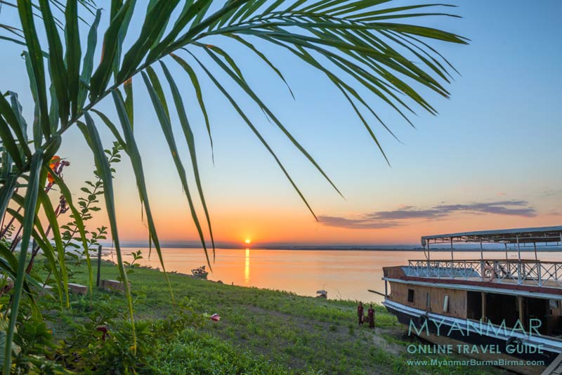 Salay: Sunset am Ayeyarwady vom Salay House Restaurant & Bar