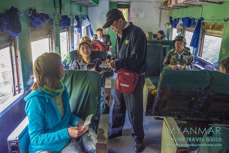 Ticketkontrolle während der Zugfahrt von Thazi nach Kalaw in Myanmar