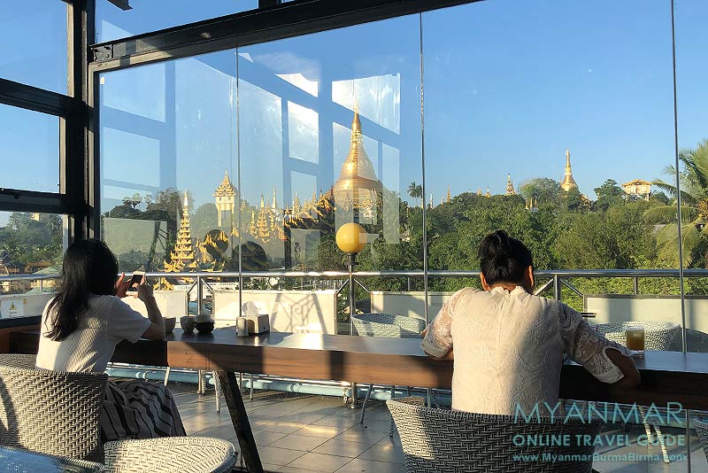 Yangon: Moon Bar im Hotel Azumaya