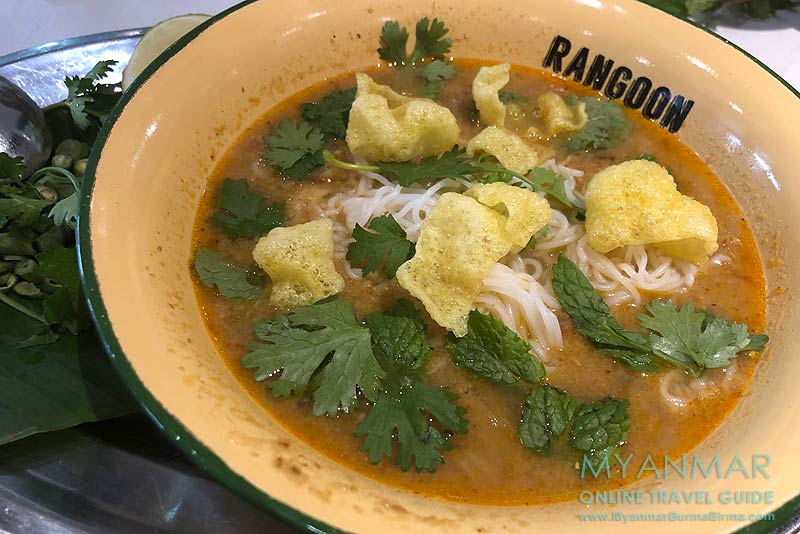 Nudelsuppe Mohinga im Rangoon Tea House in Yangon
