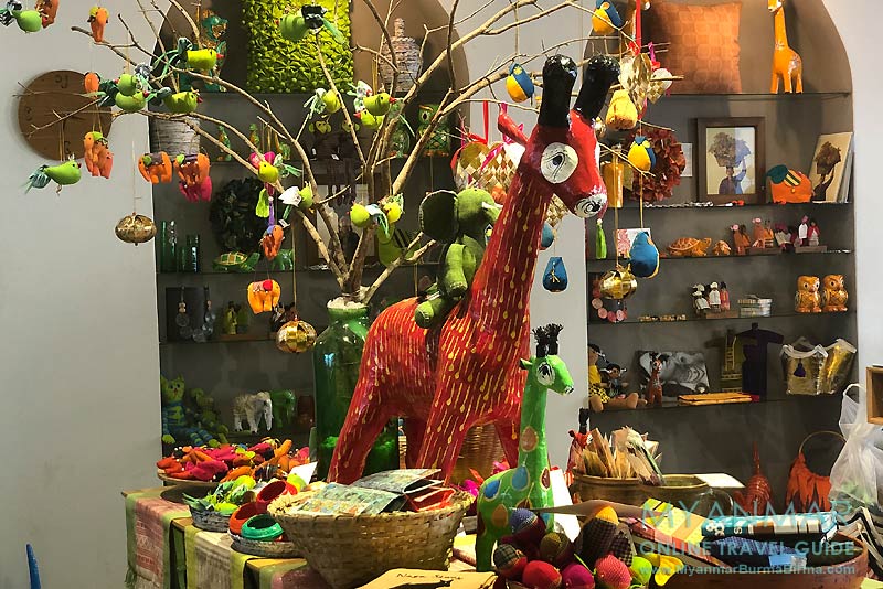 Der Shop Hla Day in Yangon ist eine Art Fair Trade Shop und bietet Kleidung, Möbel, Spielzeug, Schmuck und Taschen.