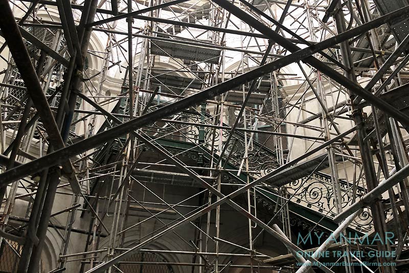 Treppe im Südflügel vom The Secretariat in Yangon während der renovierung.: 