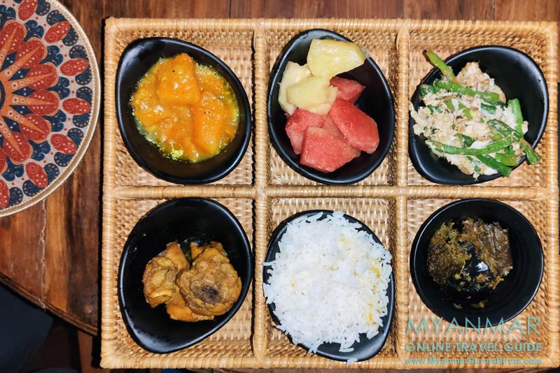 Verschiedene Speisen und Myanmar Food Old House Café in Dawei