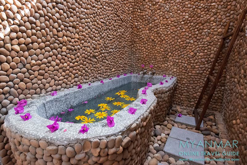 Badezimmer im Hlaing Konn Hotel am Tempelkomplex Kakku