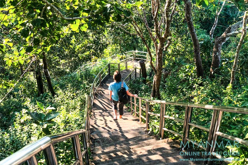 Hpa-an: Zum Berg Kyar Inn führen 414 Betonstufen.