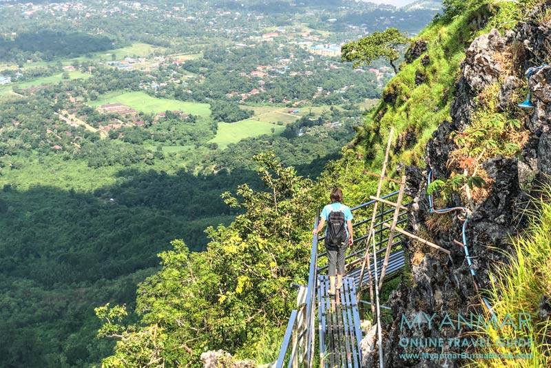 Blick auf die Stadt Hpa-an: Diese Holzstege führen um den Berg Kyar Inn.