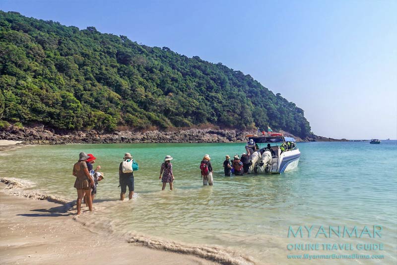 Diese kleine Reisegruppe ist mit Life Seeing Tours im Mergui Archipel unterwegs.