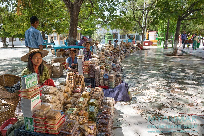 Myanmar Reisetipps | Umgebung von Mandalay | Sagaing | Verkauf von Knabbereien an der Kaunghmudaw-Pagode