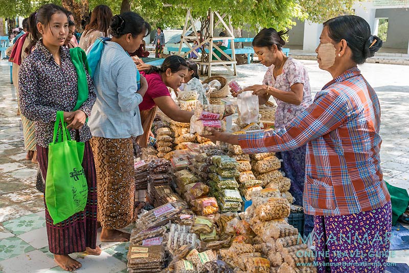 Myanmar Reisetipps | Umgebung von Mandalay | Sagaing | Verkauf von Knabbereien an der Kaunghmudaw-Pagode
