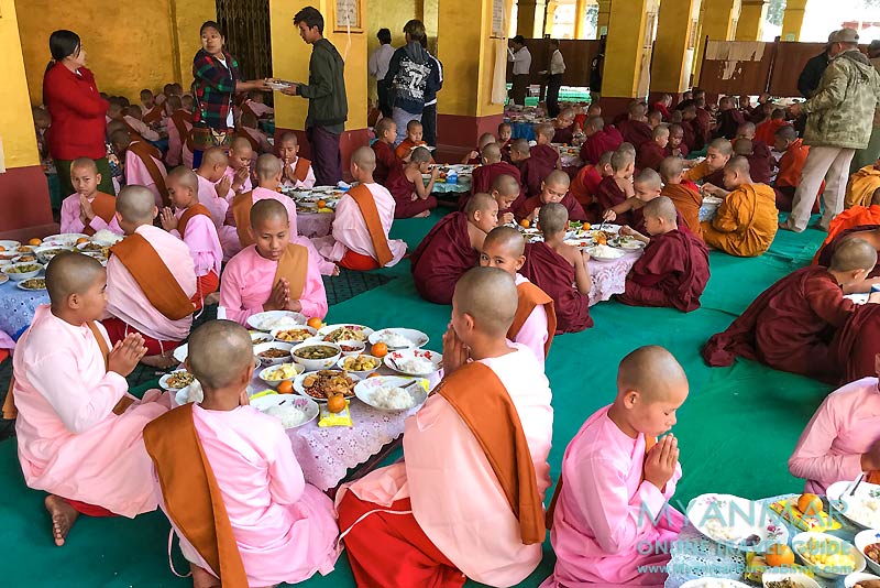 Myanmar Reisetipps | Hsipaw | Spendenaktion für Nonnen und Novizen in der Mahamyatmuni-Pagode