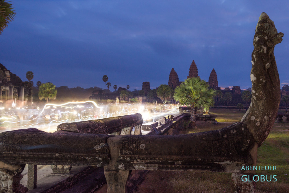 Hunderte Touristen illuminieren den Prozessionsweg vom Angkor Wat mit Taschenlampen und Smartphones.