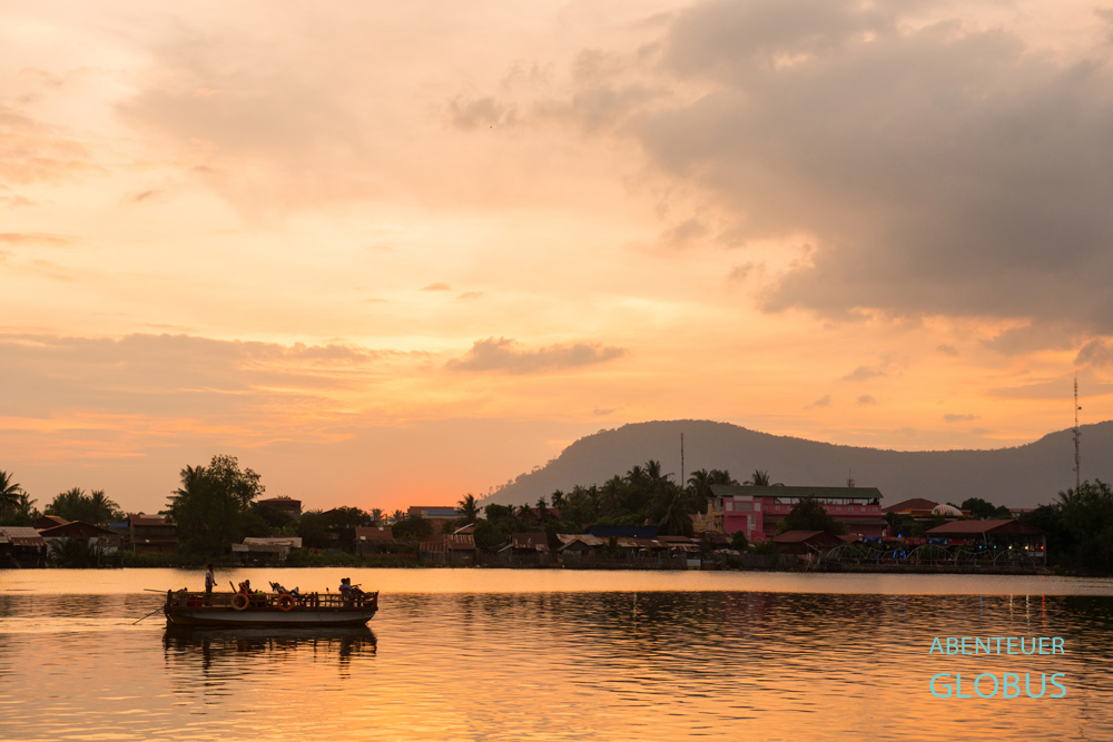 Abendstimmung mit Blick auf Bokor amTeuk-Chou-Fluss in Kampot