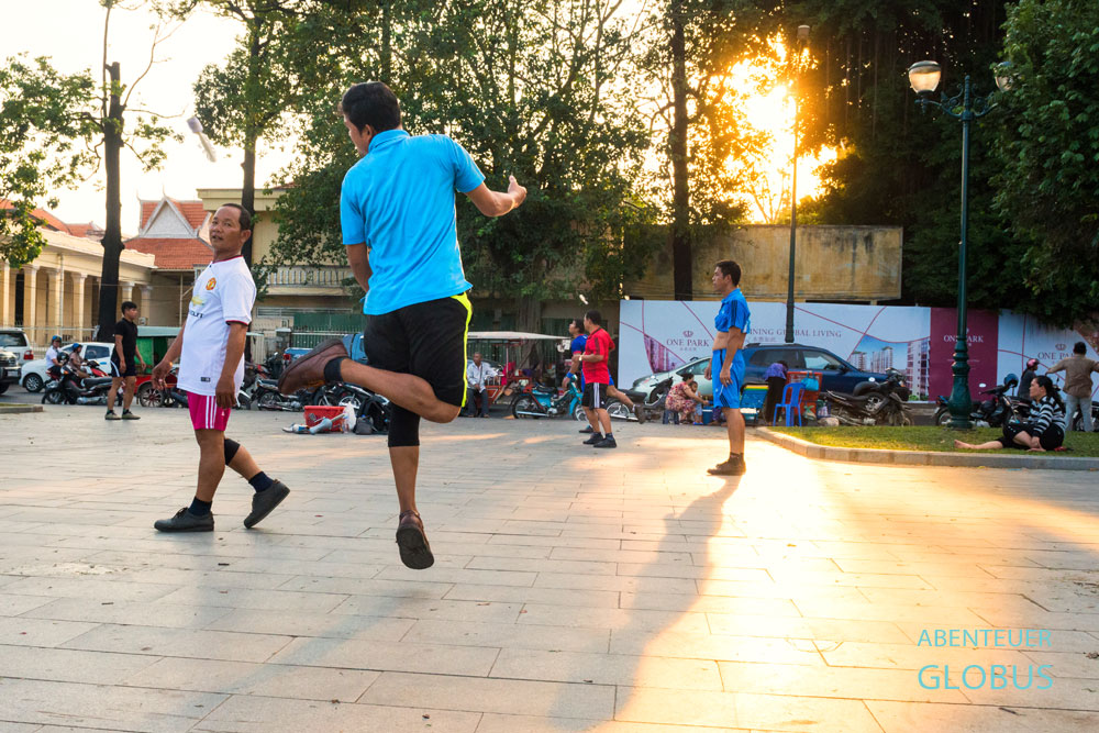 Am Abend füllt sich der Sisowath Quay in Phnom Penh mit Sporttreibenden