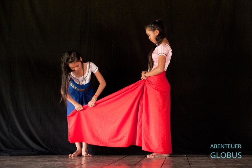Kambodscha: Zwei Mädchen kleiden sich in der Apsara-Tanzschule in Phnom Penh an.