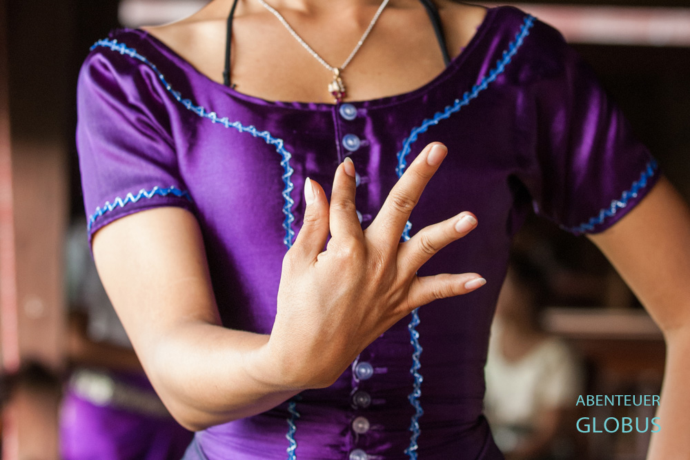 Handgesten sind ein wichtiges Ausdrucksmittel beim Apsara-Tanz. Hier zeigt eine Tanzlehrerin eine Pose in der Apsara-Tanzschule Apsara Arts Association, Phnom Penh, Kambodscha.
