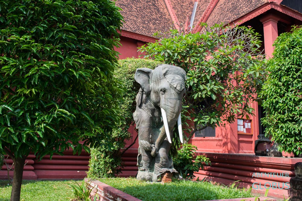 Plastik eines Elefants im Garten des Nationalmuseums in Phnom Penh