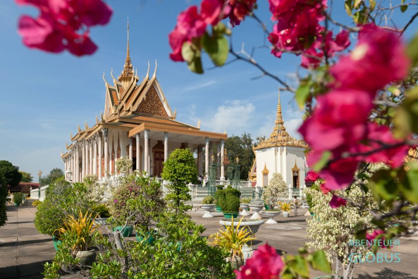 Kambodscha, Phnom Penh, Silberpagode im Garten